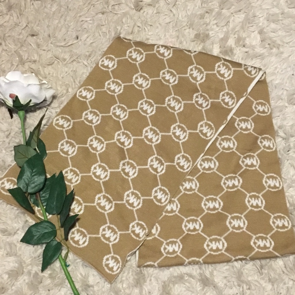 Michael Kors Circle Logo Scarf - Picture 2 of 4